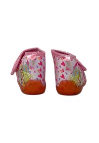 Scarpe per bambini rosa con una finitura lucida, decorate con un motivo di cuori e farfalle, dettagli luccicanti e una suola arancione maculata.