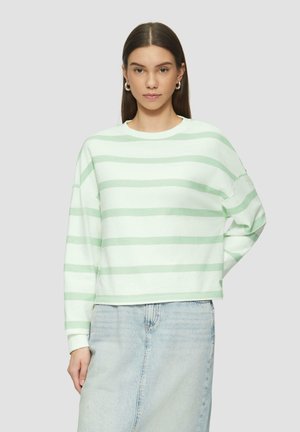 Hellmintgrüner gestreifter Pullover mit langen Ärmeln und lockerer Passform. Das Material wirkt weich; die subtile Textur ergänzt das Muster.