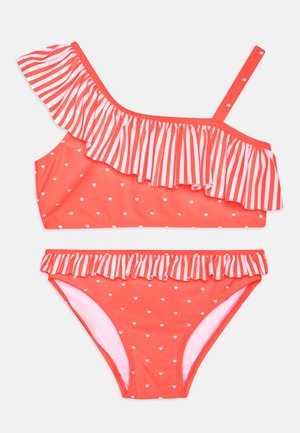 Koraal bikini set met een schoudertop met gestreepte ruffles en een hartjespatroon, gecombineerd met een broek met ruffles. Zacht, rekbaar materiaal.