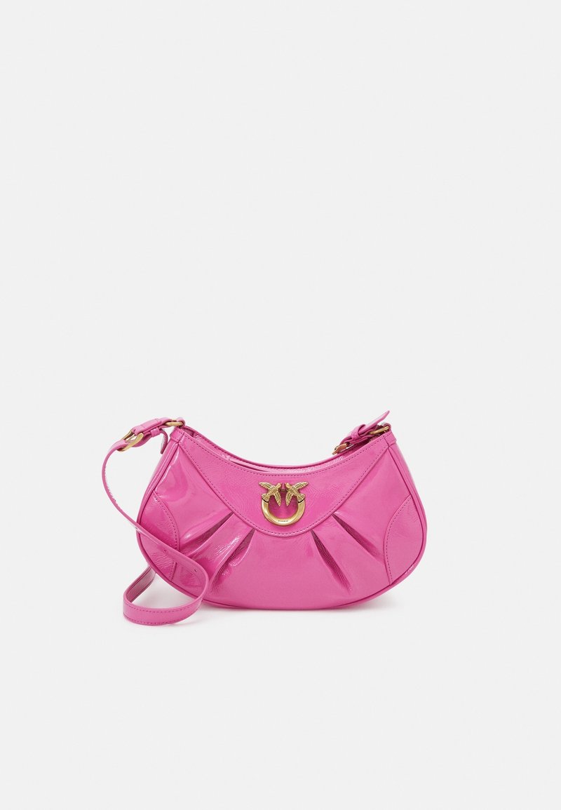 Sac à main en cuir rose en forme de croissant avec des plis, une sangle réglable et un fermoir doré en forme d’oiseau sur le devant, sur fond blanc.