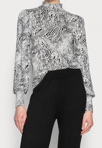Kaffe Maglietta a manica lunga - black