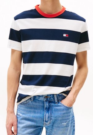 Granatowo-biała koszulka w paski z czerwonym kołnierzykiem. Wykonana z miękkiej bawełny, z małym logo marki na piersi. Krótkie rękawy, luźny krój.
