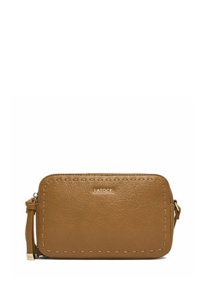 Prostokątna kopertówka wykonana z brązowej skóry, z przeszywanymi krawędziami, złotym zamkiem błyskawicznym oraz małym złotym logo LASOCKI na środku.