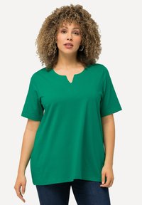 Camiseta verde de manga corta con diseño de escote en V, hecha de una tela suave, con un corte relajado y un dobladillo recto.