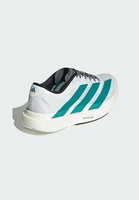 Sneaker bianca con accenti turchesi e design a tre strisce, dotata di una tomaia in rete testurizzata e di una spessa suola Lightstrike Pro.