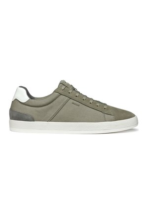 Zapatillas de lona verdes con un acento en el talón de ante gris, suela de goma blanca y sistema de cordones de ojal. Textura suave y diseño minimalista.