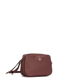 Borsa a tracolla color mogano con un motivo testurizzato, hardware tono oro, forma rettangolare e una tracolla regolabile per maggiore comodità.