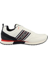 Vit sneaky med svarta och röda ränder, tillverkad av läder och mesh. Texturerad sula, vadderad krage och iögonfallande logotyp på sidan.