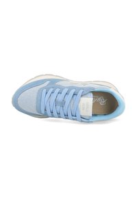 Scarpa atletica azzurro chiaro realizzata in mesh e suede, con lacci piatti e un collare imbottito. La suola è bianca con una leggera texture.