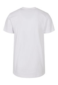 Tricou alb cu mânecă scurtă, cu guler rotund. Fabricat din bumbac, are o textură netedă și o croială lejeră. Fără grafice sau modele vizibile.