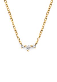 Collana in oro con un centro costituito da un cluster di tre gemme rotonde e trasparenti, con due pietre più piccole su ciascun lato.