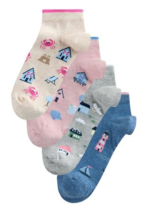 Vier Knöchelsocken in Beige, Pink, Grau und Blau mit Meeresmotivmustern, darunter Krabben, Häuser, Muscheln, Leuchtturm, Vogel und Segelboot.