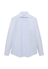 Lichtblauwe, langmouwige shirt met een puntenkraag, knoopsluiting aan de voorkant en subtiele verticale strepen; gemaakt van een gladde stof.