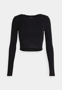 Schwarzes, geripptes Langarm-Crop-Top mit rundem Ausschnitt und tailliertem Design. Glatte Textur mit einem subtilen Dehnungseffekt. Keine sichtbaren Akzente.