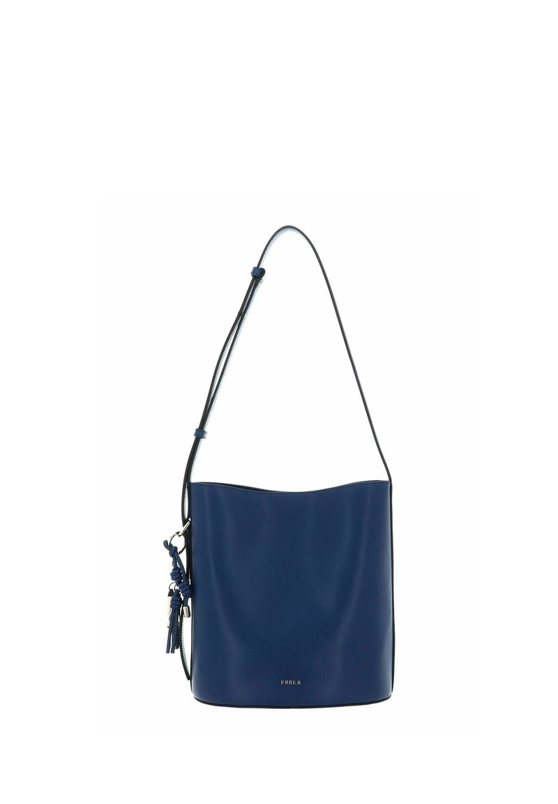 Sac seau en cuir bleu avec une texture lisse, une sangle réglable et un pompon décoratif. Présente un logo discret à l'avant.