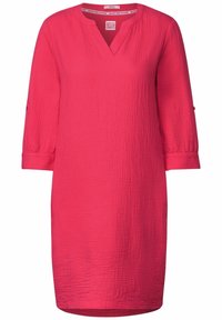 Robe rose en tissu léger et froissé avec un décolleté en V, des manches trois-quarts et des fentes sur les côtés à l'ourlet pour faciliter les mouvements.