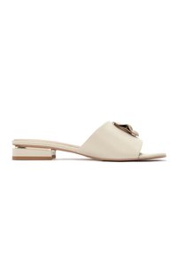 Beige leren slip-on sandalen met een brede band, open teen en een kleine blockhiel met metallic accent. Glad oppervlak met minimale details.