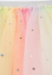 Večbarvna tila krila z mehkimi, večplastnimi oblikami; vsebujejo pastelne gradientne odtenke rumene, roza in mete, okrašene s srebrnimi zvezdnimi bleščicami.