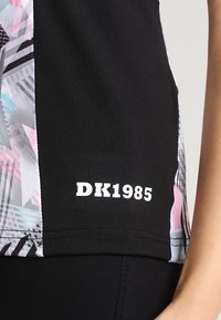 Top atletico nero con pannello laterale caratterizzato da motivi geometrici colorati. L'etichetta "DK1985" è esposta in modo evidente in bianco.