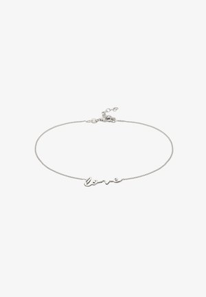 Bracelet délicat en chaîne argentée avec un pendentif « love » au centre et une fermeture réglable à fermoir mousqueton.