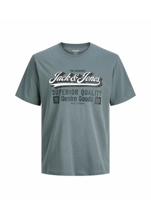 Zelena pamučna majica kratkih rukava s okruglim izrezom, s crno-bijelim printanim tekstom koji kaže "Jack & Jones" i "Superior Quality."