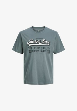 Camiseta de algodón verde con mangas cortas, cuello redondo, que presenta texto impreso en blanco y negro que dice "Jack & Jones" y "Calidad Superior".