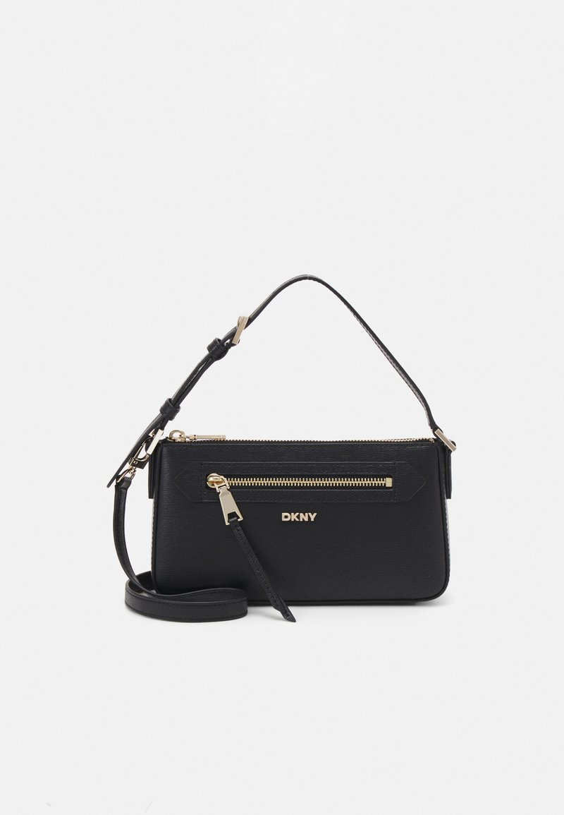 Bolsa DKNY em pele preta, com fecho dourado, uma alça de ombro destacável e uma pega superior. Textura suave com um formato retangular compacto.