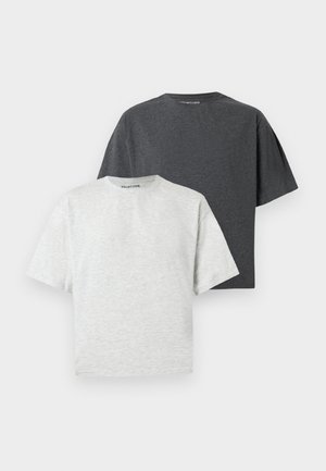 Δύο μονόχρωμες μπλούζες με λαιμόκοψη σε ανοιχτό γκρι και σκούρο γκρι, τοποθετημένες επίπεδα σε άσπρο φόντο, ελαφρώς επικαλυπτόμενες.