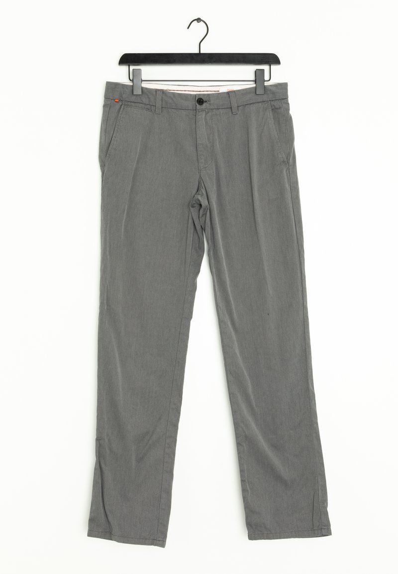 Pantaloni grigi a gamba dritta realizzati in tessuto leggero, con chiusura a bottone, tasche anteriori e una trama sottile. Appesi a una clip nera.