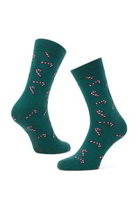 Zielone skarpetki w wzór czerwono-biały cukrowy lasek. Długość do połowy łydki, gładka tekstura, ściągacz na górze i subtelne logo z boku.