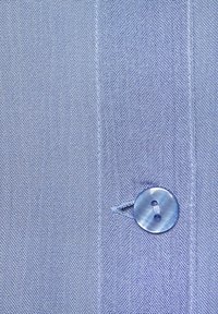 Hele sinine, tekstureeritud kangas nuppudega. Lähedalt vaadates on näha kanga kudumismustrit ja ühtainust nuppu, millel on lõngavõru.
