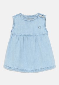 Vestido de mezclilla azul claro con diseño sin mangas, cintura fruncida y acentos de botón en los hombros. Presenta un logo bordado de "ck" en la parte frontal.