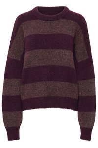 Přes oversized svetr v tmavě švestkové barvě a hnědém chlupatém pletení. Disponuje širokými vodorovnými pruhy, žebrovaným kulatým výstřihem a dlouhými rukávy.