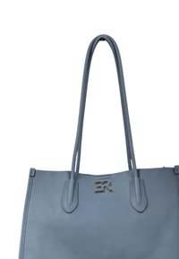 Borsa tote in pelle azzurro chiaro con doppi manici e accento in logo dorato. Presenta una forma strutturata e dettagli di cucitura lungo i bordi.