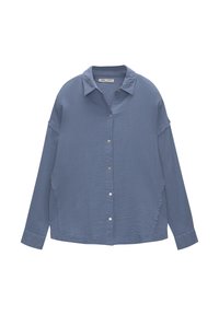 Blå skjorta med knappar, avslappnad passform, långa ärmar och strukturerad tyg. Har en krage och synliga knappar framtill.