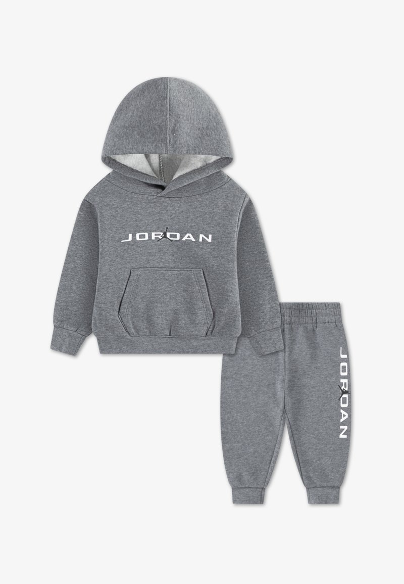 Gråt hættetrøje- og buksesæt. Hættetrøjen har en kængurulomme og hvidt "JORDAN"-logo; bukserne har elastiske manchetter og "JORDAN"-tryk.