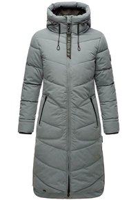 Manteau en duvet gris clair avec un design long, texture matelassée, capuche à col haut, fermeture éclair sur le devant et deux poches zippées sur les côtés.