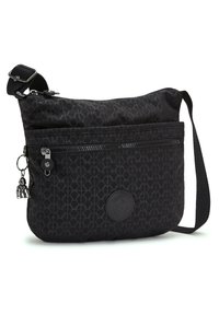 Sort stof crossbody tas med et geometrisk mønster, lynlåslomme foran og et rundt logo-patch. Inkluderer en aftagelig charm.