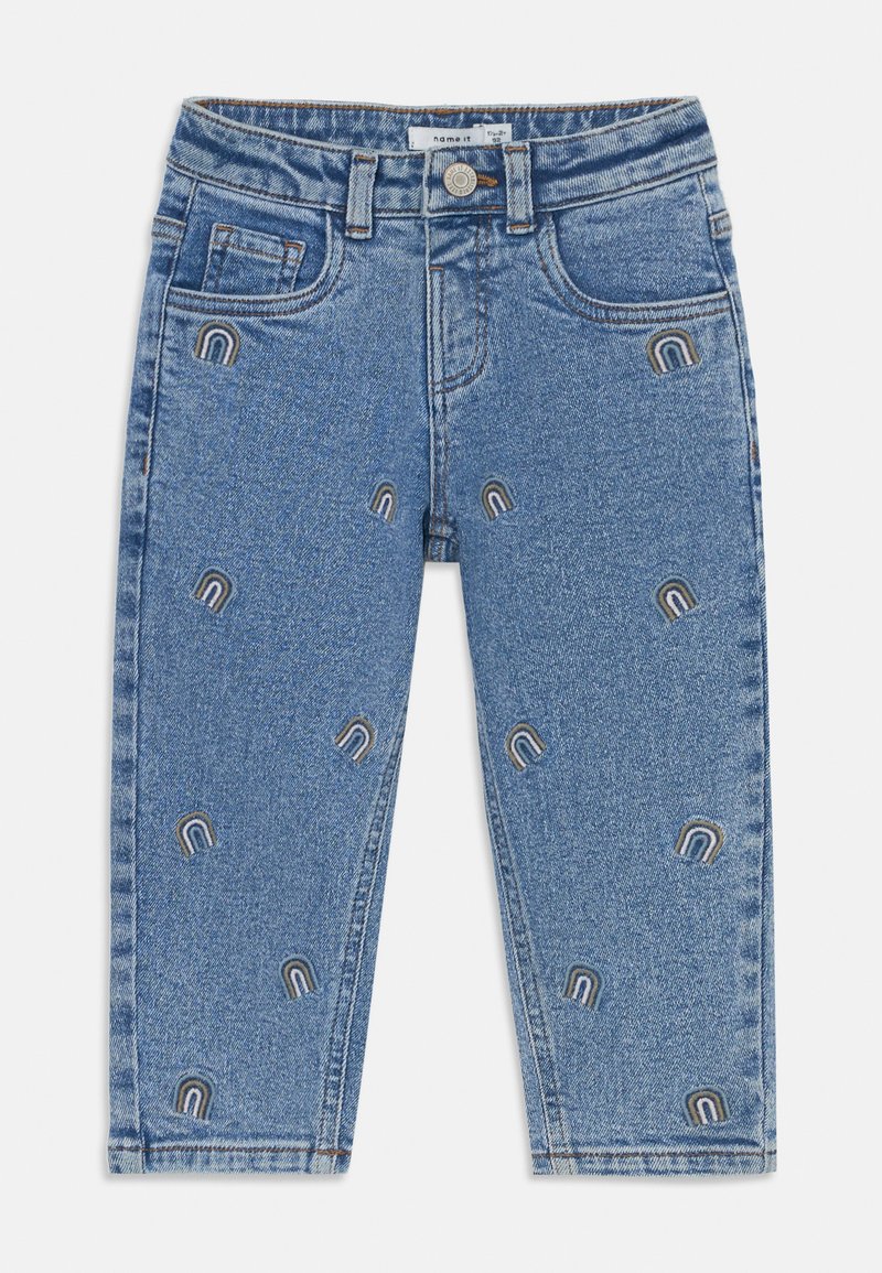 Calças de ganga azul com um corte regular, apresentando padrões de arco-íris bordados em toda a sua extensão, design padrão de cinco bolsos e fecho com botão.