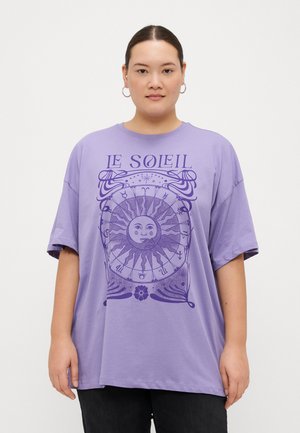 T-shirt oversize color lavanda in cotone, con una grafica del sole e il testo "LE SOLEIL" in viola scuro. Maniche corte, vestibilità rilassata.
