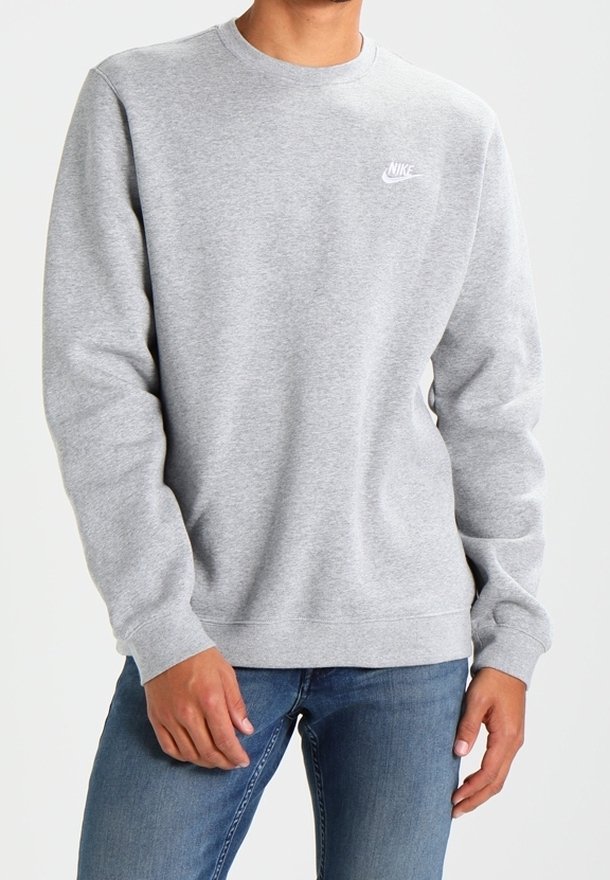 Vaaleanharmaa fleece-neulepaita pyöreällä pääntiellä ja pitkillä hihoilla, valkoisella Nike-logolla rinnassa. Pehmeä koostumus ja rento istuvuus.