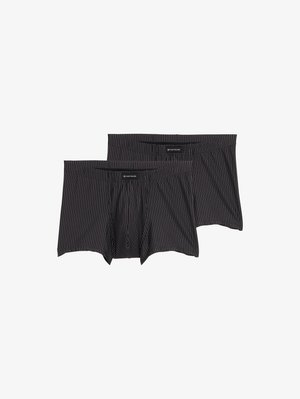 Két fekete férfi boxeralsó vékony függőleges fehér csíkokkal, előről és hátulról látható, a derékrészén kis márkajelzés található.