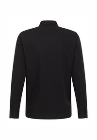 Camisa negra de manga larga con dobladillo recto, puños abotonados y cuello estándar. Hecha de una tela suave sin patrones ni logotipos visibles.