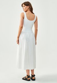 ST MRLO ELLISA MIDI - Vapaa-ajan mekko - white