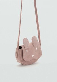 Ružová semišová kabelka cez telo s prvkami králika; zaoblený tvar, mäkká textura, dve ušká na klape a vyšívané detaily na tvári.