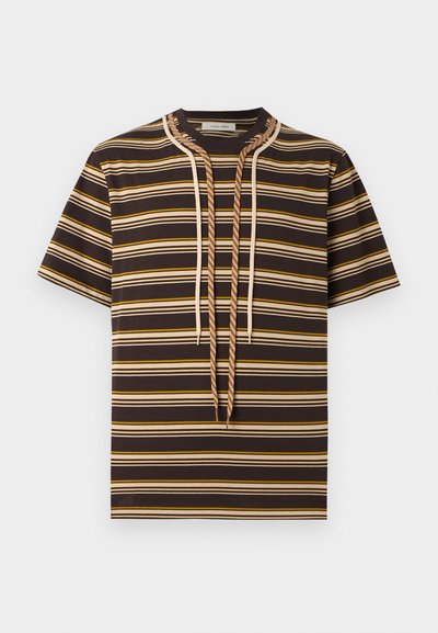 T-shirt marron à manches courtes avec des rayures horizontales beige et jaune, doté d'un col rond et de cordons beige au niveau du col.