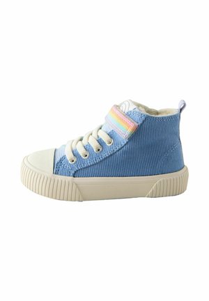 Baskets montantes en velours côtelé bleu avec embout et semelle en caoutchouc blanc, présentant un panneau texturé contrastant et une bande Velcro multicolore.
