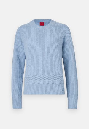 Lichtblauwe gebreide trui met een geribbelde textuur, ronde halslijn en geweven detail in de taille. Lange mouwen met aansluitende boorden.