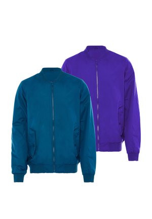 Deux vestes bomber zippées, une bleu sarcelle devant et une violette derrière, toutes deux avec des poignets côtelés et des poches latérales.