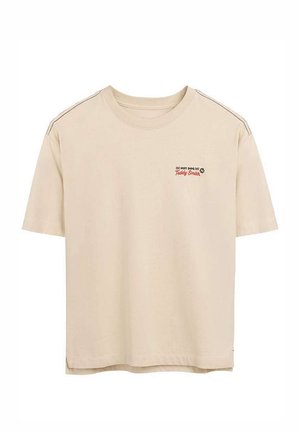 T-shirt beige à manches courtes avec col rond, petit logo rouge et noir "Hot Dog Teddy Smith" sur la poitrine gauche, et détail subtil de couture aux épaules.